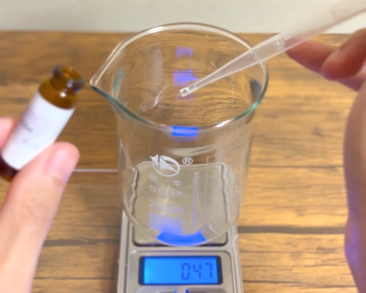 合成香料で調香している様子